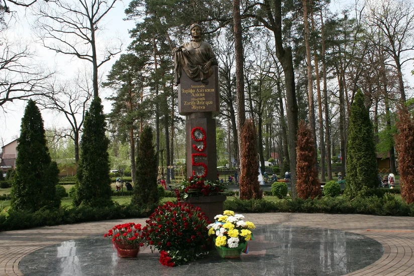 В Украине возложили цветы к бюсту Зарифы Алиевой