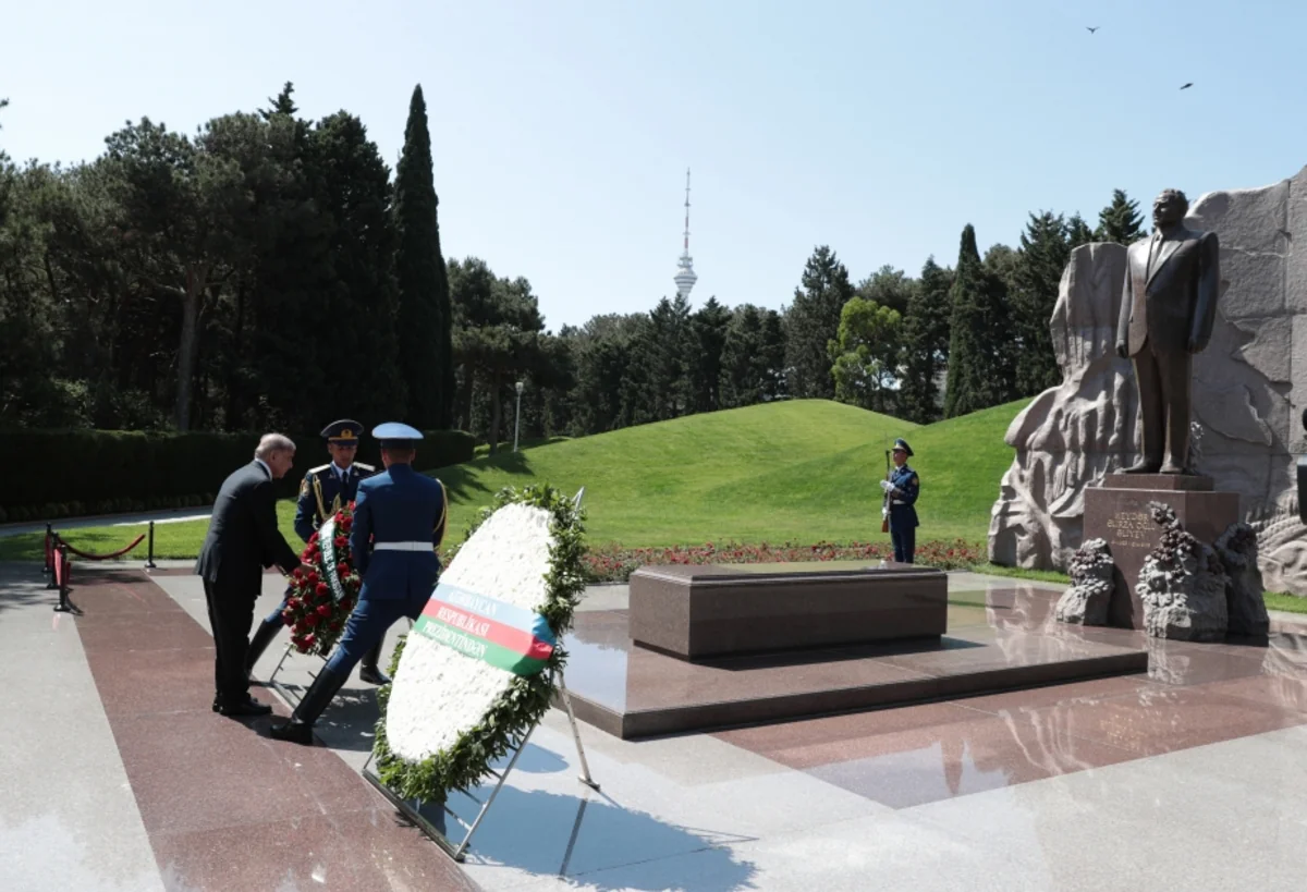 Pakistani Prime Minister visits tomb of Great Leader Heydar Aliyev