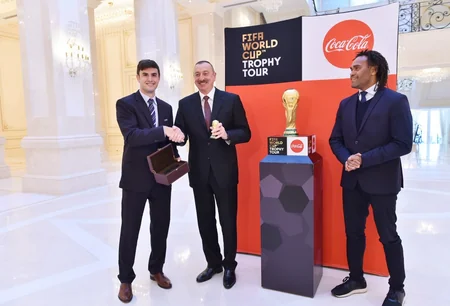 Futbol üzrə dünya çempionatının Kubokunun əsli Prezident İlham Əliyevə təqdim edilib - YENİLƏNİB