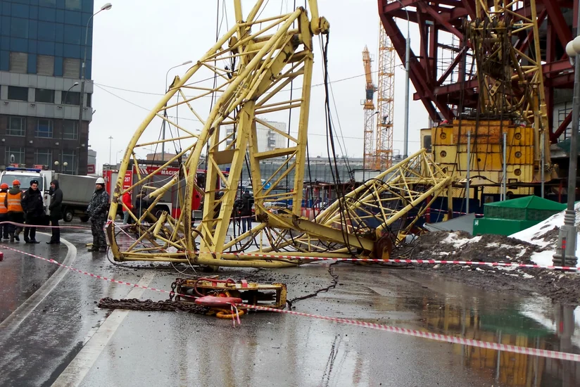 В Италии при падении подъемного крана погибли три человека