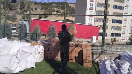 FHN Kahramanmaraşda sakinlərə humanitar yardım paylayır, çadırlar qurur