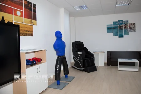 Azərbaycanda dövlət qurumunun işçiləri stress atmaq üçün manekeni yumruqlayacaqlar - FOTO
