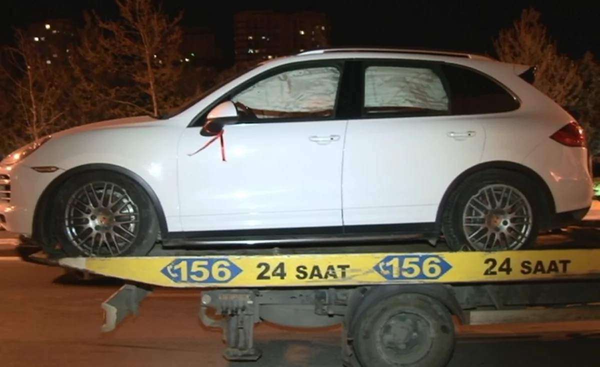 Bakıda toydan qayıdan bahalı avtomobilin sürücüsü qəza törədib - FOTO