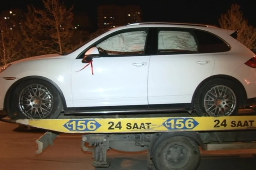 Bakıda toydan qayıdan bahalı avtomobilin sürücüsü qəza törədib - FOTO