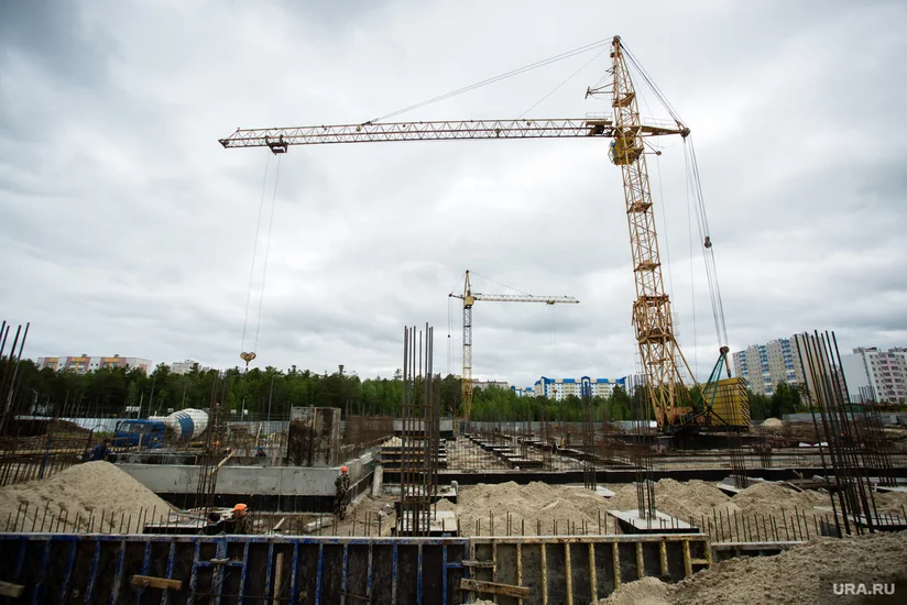 В Баку перевернулся автокран, водитель погиб