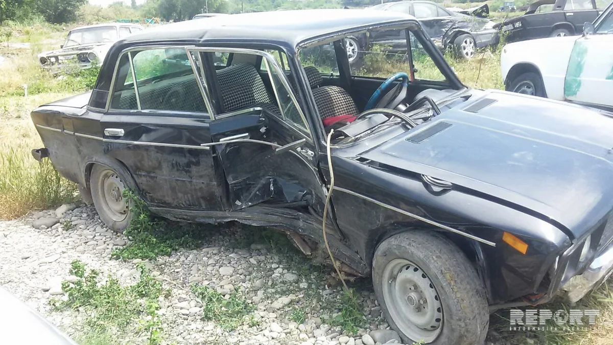 В Барде автомобиль упал с эвакуатора