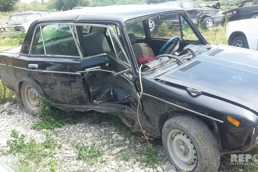 В Барде автомобиль упал с эвакуатора