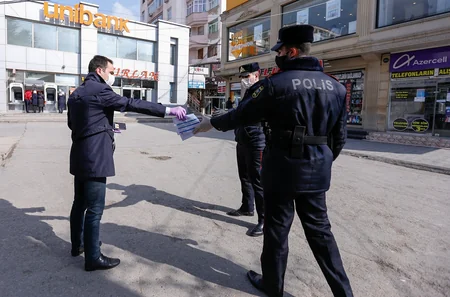 Bakıda evdən çıxma icazəsi olmayan sürücü və sərnişilər cərimələnib