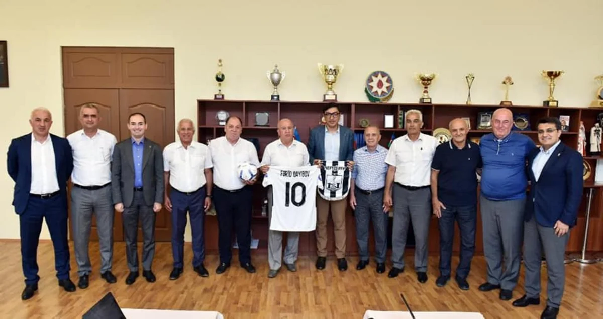 Fərid Qayıbov AFFA-nın baş katibi və veteran futbolçularla görüşüb