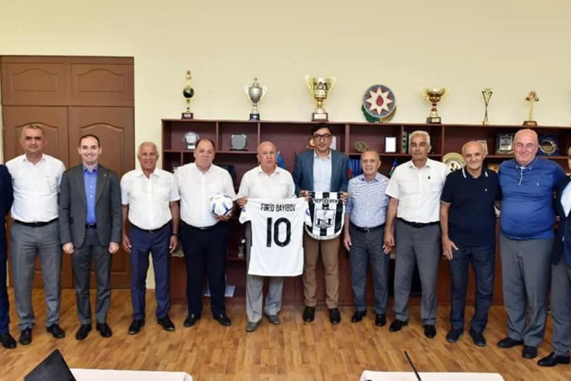 Fərid Qayıbov AFFA-nın baş katibi və veteran futbolçularla görüşüb