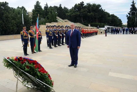 Moldova prezidenti Fəxri və Şəhidlər xiyabanlarını ziyarət edib - ƏLAVƏ OLUNUB