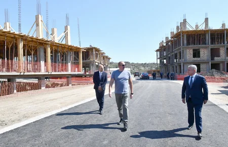 Prezident İlham Əliyev Cəbrayıl Yaşayış Kompleksində aparılan tikinti işləri ilə tanış olub