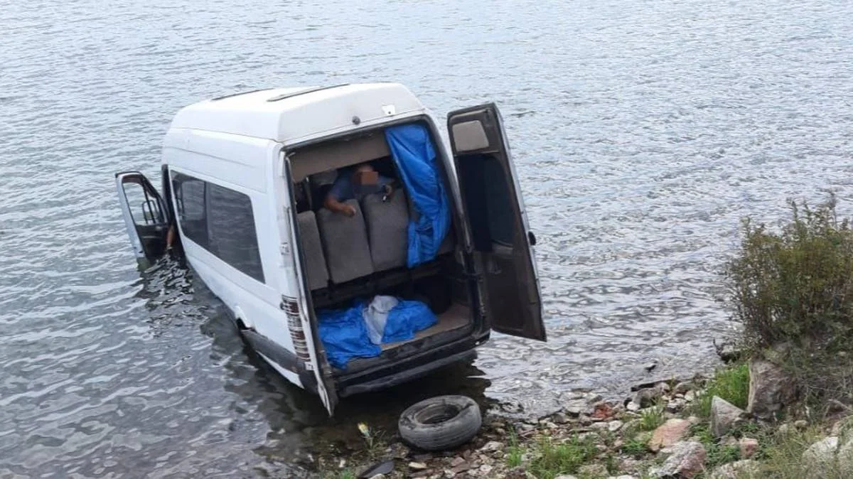 İrkutskda 17 sərnişinin olduğu avtobus Baykal gölünə düşüb