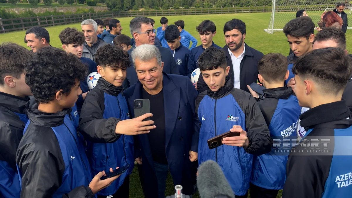 Barselonanın prezidenti Bakıda yeniyetmə futbolçularla görüşüb