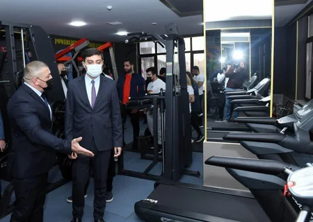 Fərid Qayıbov bazanın açılışında iştirak edib, şəhidin atasına plaket verib