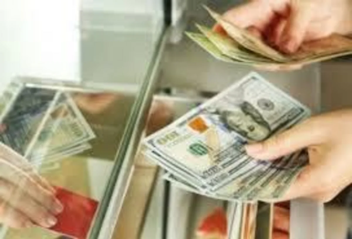 Мигранты за полгода перевели из России в Азербайджан свыше $400 млн