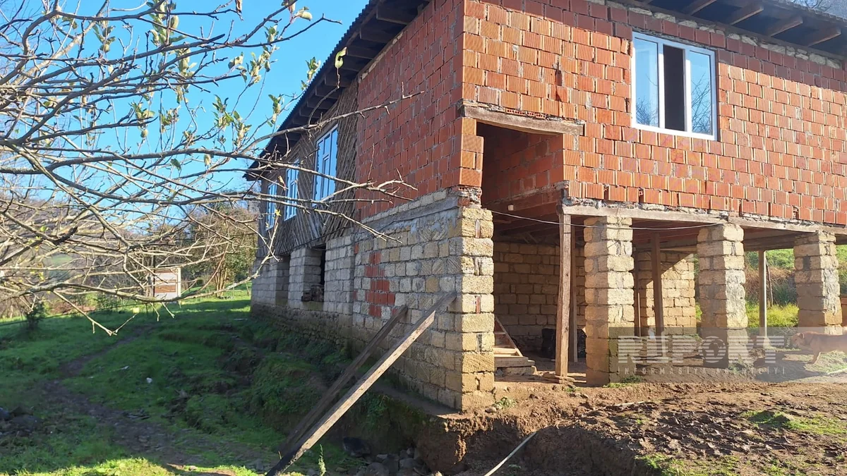 Astarada torpaq sürüşməsi baş verib, bir ev qəzalı vəziyyətə düşüb