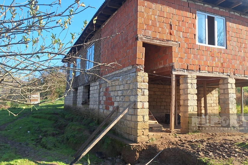 Astarada torpaq sürüşməsi baş verib, bir ev qəzalı vəziyyətə düşüb