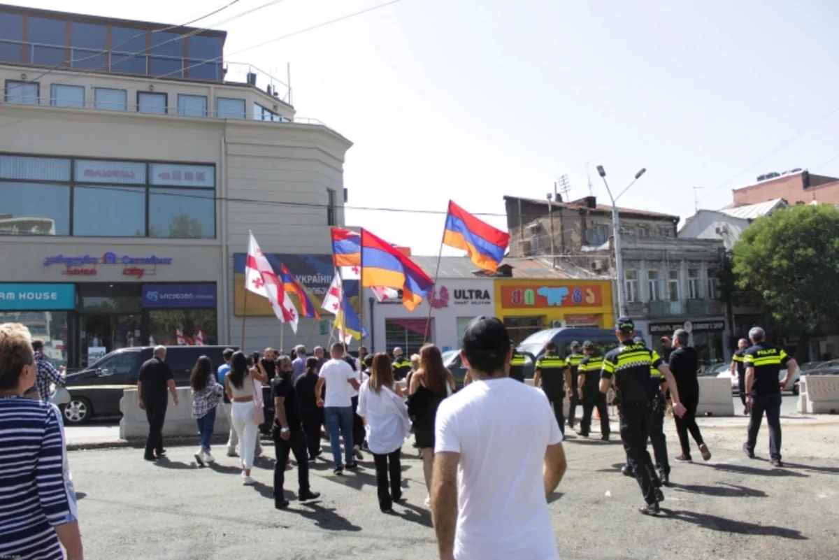 В Тбилиси полиция пресекла акцию армян перед зданием посольства Азербайджана