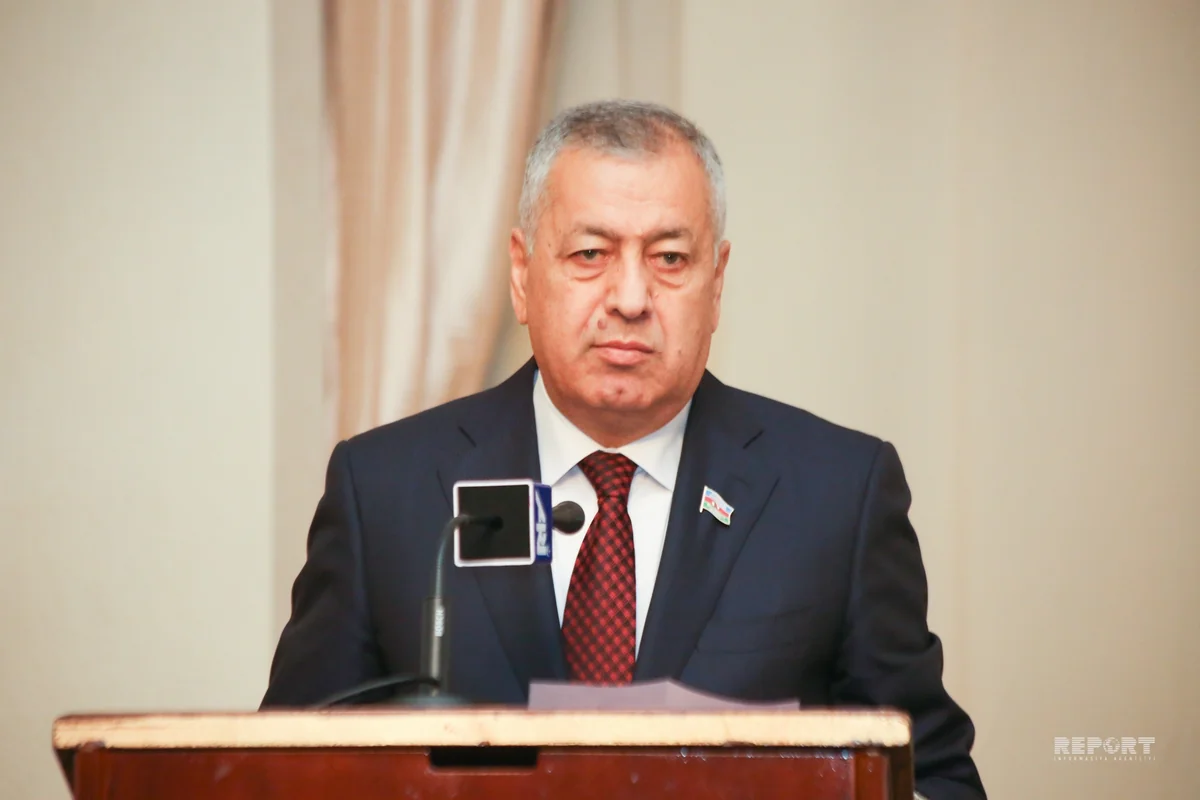 Вахид Ахмедов: Валютные резервы уходят на черный рынок через банки