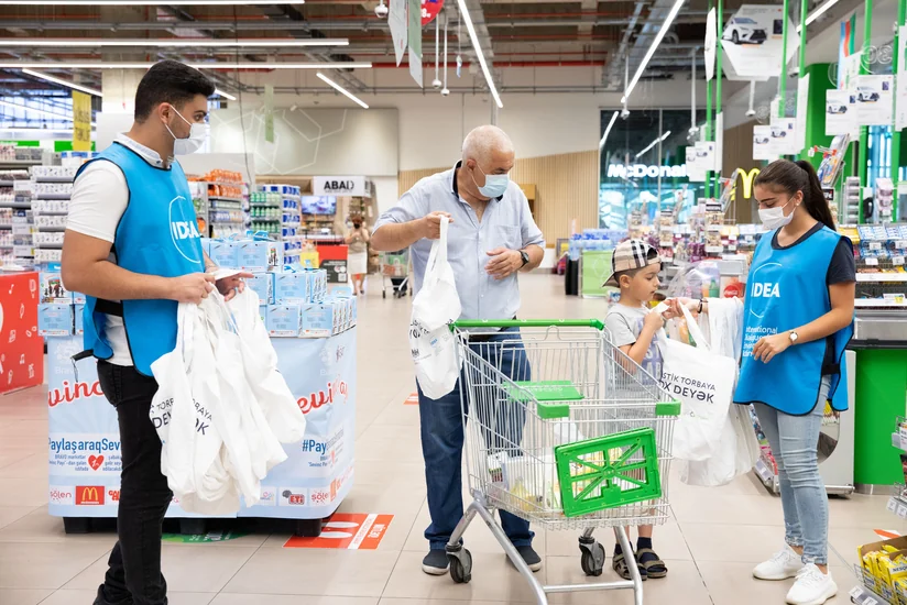 Plastiksiz iyul hərəkatı çərçivəsində alıcılara eko-çantalar paylanılıb