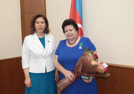 Bahar Muradova “Tərəqqi” medalı ilə təltif olunan qadınların mükafatlarını təqdim edib
