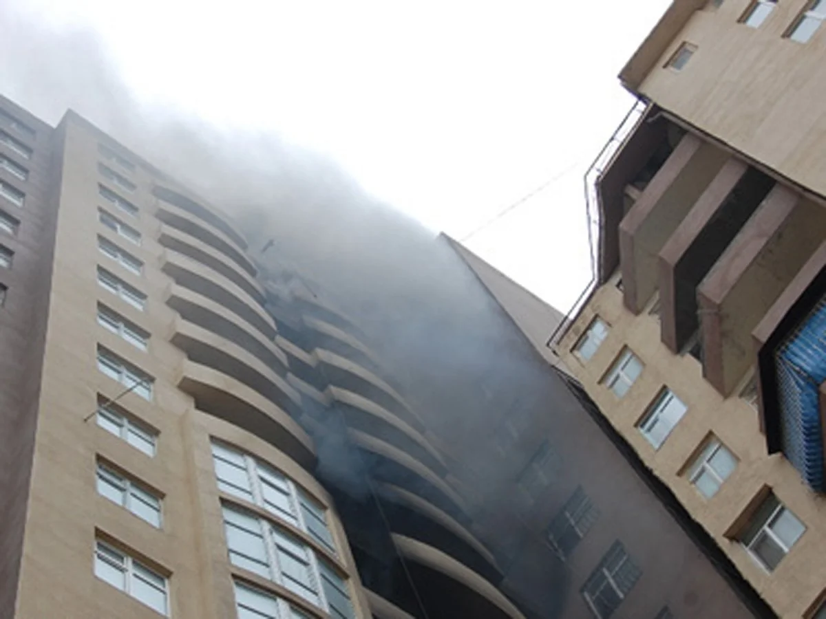 Bakıda çoxmərtəbəli yaşayış binasında yanğın:  2 nəfər xilas edilib, 17 sakin təxliyə olunub
