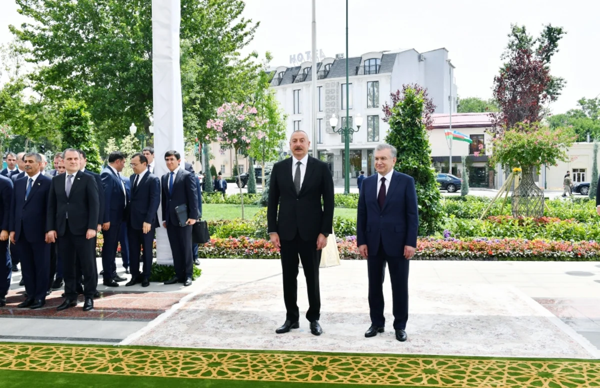 Özbəkistan Prezidenti Füzulinin əlyazmalarından birini İlham Əliyevə hədiyyə edib