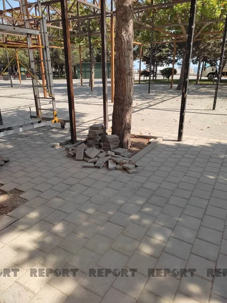Bakı bulvarında daş üzlüklər yararsız vəziyyətə düşüb