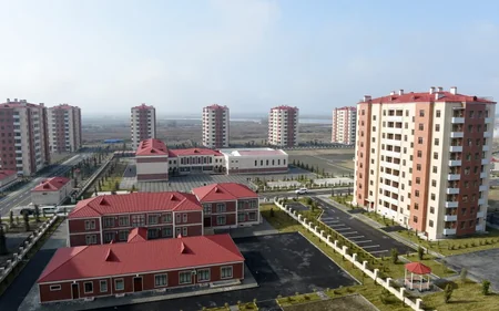 ​Prezident İlham Əliyev Mingəçevirdə məcburi köçkün ailələri üçün yeni salınan yaşayış kompleksində yaradılan şəraitlə tanış olub