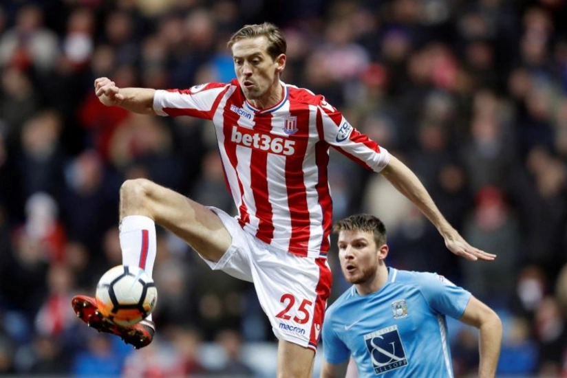 Tanınmış futbolçu karyerasını başa vurub