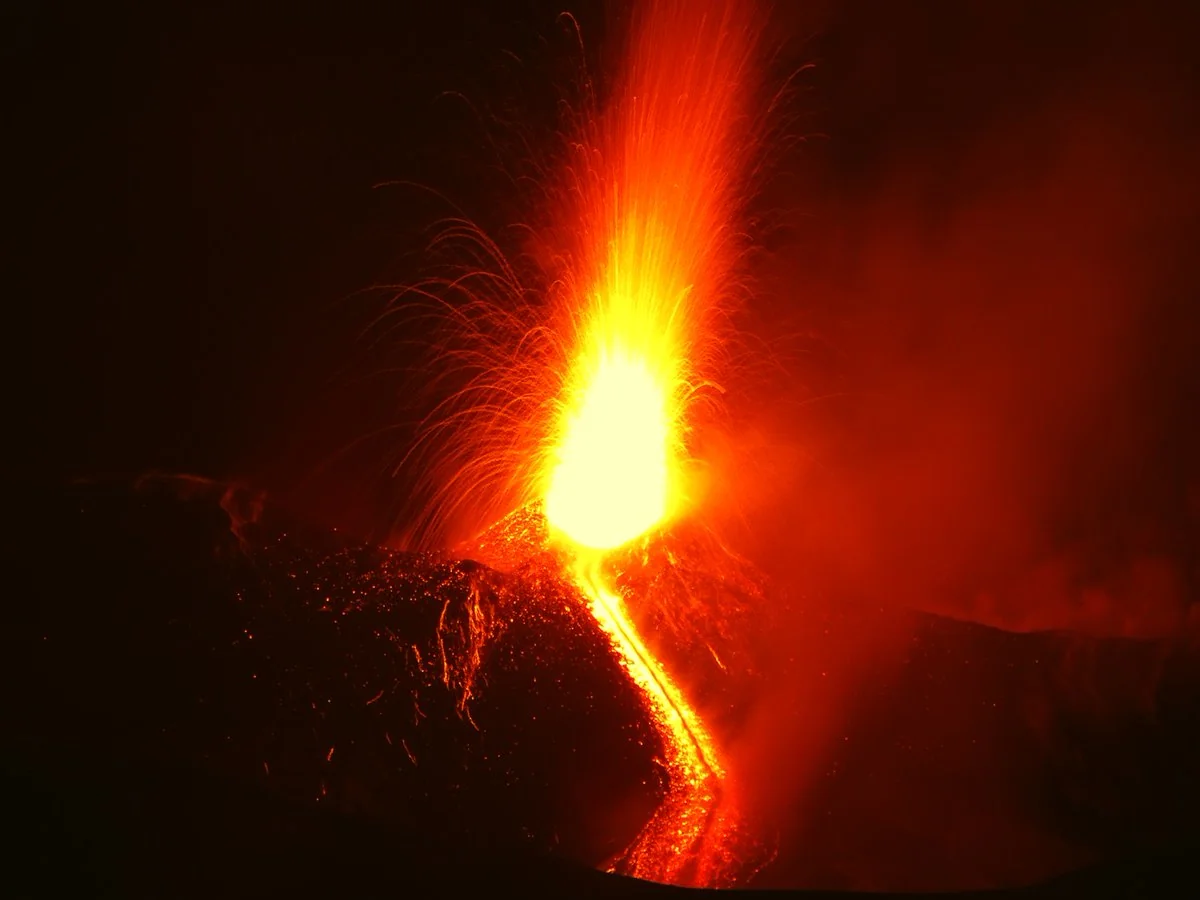 İtaliyada Etna vulkanı püskürüb - VİDEO