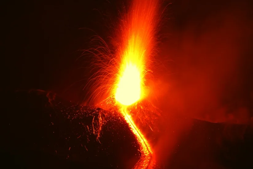 İtaliyada Etna vulkanı püskürüb - VİDEO