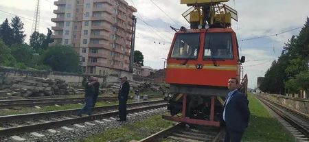 Tovuzda külək iri gövdəli ağacı dəmir yoluna aşırıb