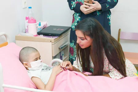 Leyla Əliyeva Bakının bir sıra tibb müəssisələrində müalicə alan uşaqlarla görüşüb