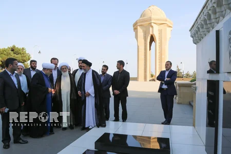 İranın tanınmış din xadimi Şəhidlər Xiyabanını ziyarət edib - FOTO