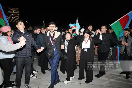 Bakıda Heydər Əliyev Mərkəzinin qarşısında xalq seçkinin ilkin nəticələrini izdihamla qeyd edir