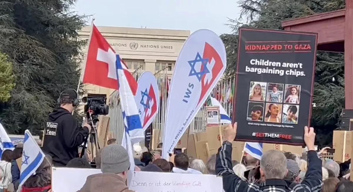 У здания ООН в Женеве прошла акция в поддержку заложников ХАМАС