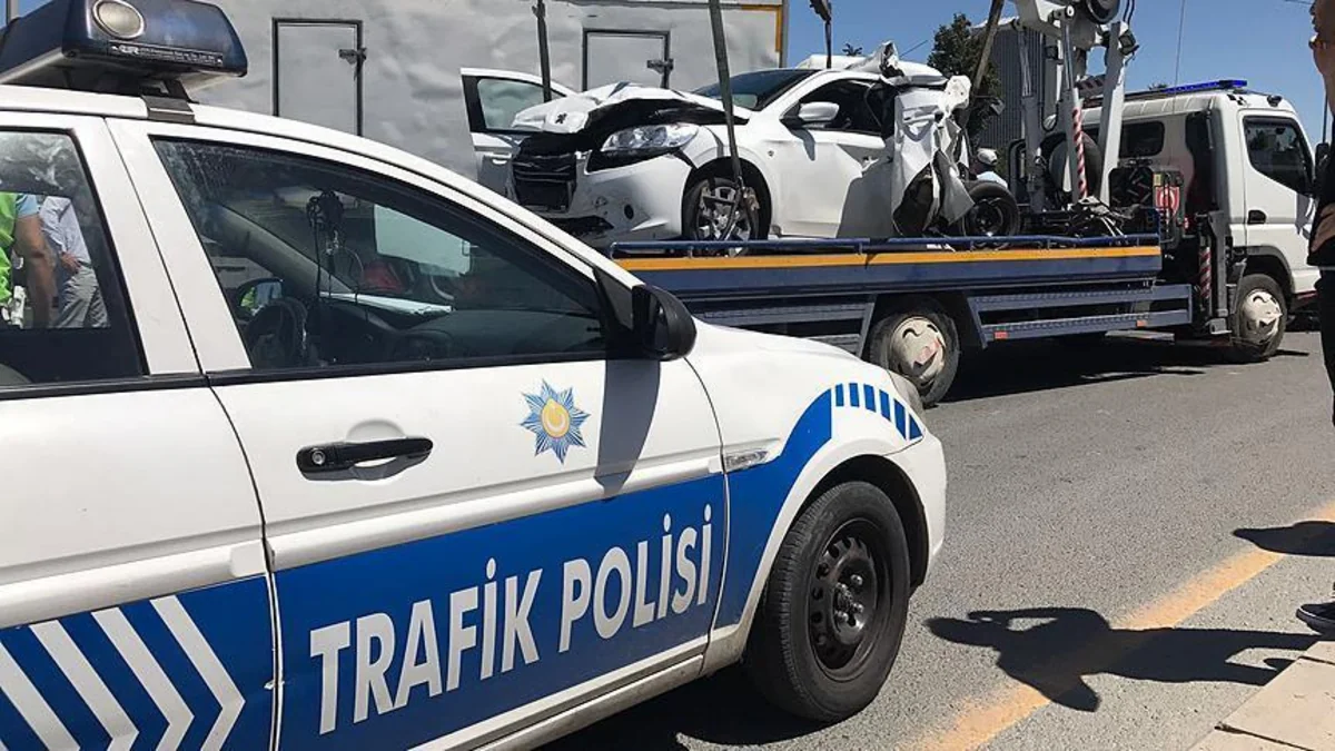 Türkiyəli müğənni Sibel Can İstanbulda yol qəzasına düşüb - FOTO