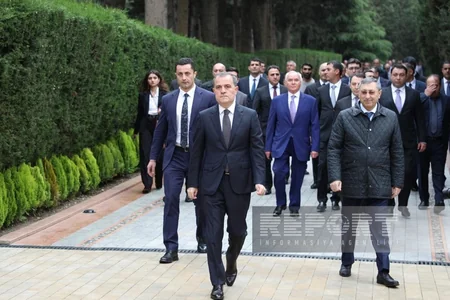 Dövlət və hökumət rəsmiləri Ulu Öndərin xatirəsini anıblar