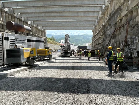 AAYDA rəsmisi: Ağsuçay vadisində 1186 metrlik unikal avtomobil körpüsünün tikintisi davam etdirilir  - VİDEO