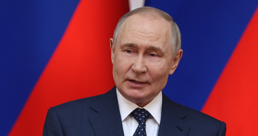 Putin Kurska səfər edib