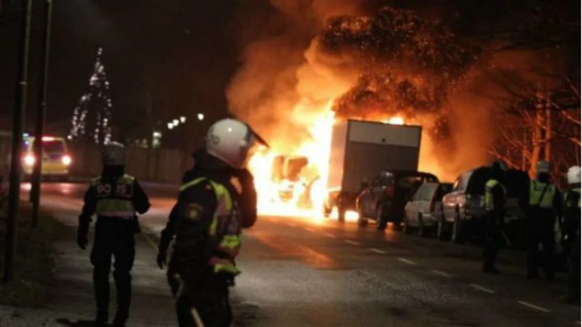İsveçdə sərnişin avtobusu yandırılıb, 6 nəfər yaralanıb