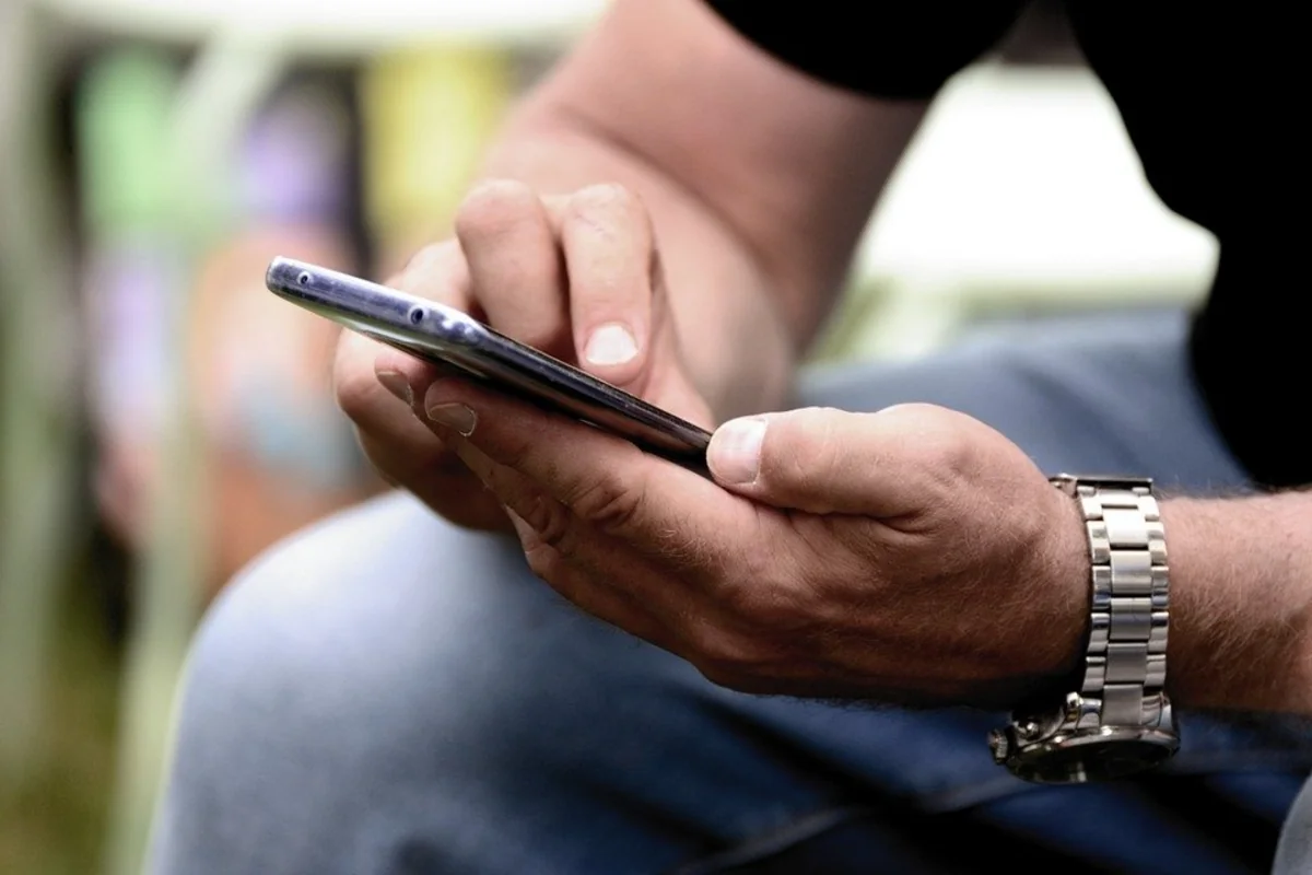 Ukrainian MIA: Russian servicemen take away phones from citizens