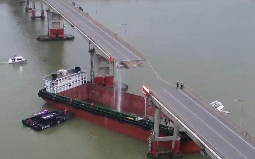На юге Китая грузовое судно снесло часть автомобильного моста
