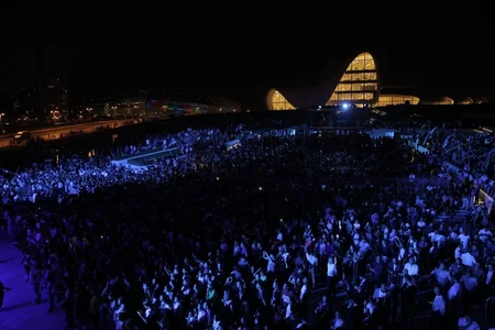 Heydər Əliyev Mərkəzinin parkında Bakının azad edilməsinin 100 illiyi münasibəti ilə konsert olub