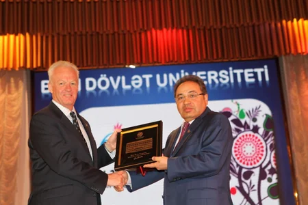 ​Saymon Kleq BDU-nun Fəxri qonağı mükafatı ilə təltif olunub