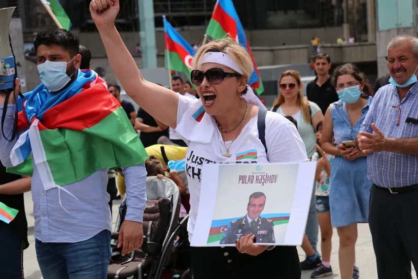 Азербайджанцы проводят акцию протеста перед посольством Армении в США