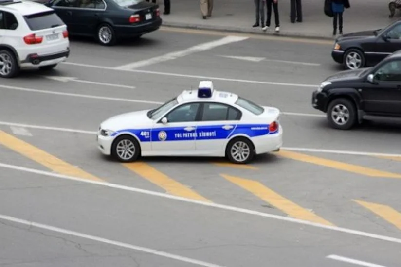 В Гяндже Нива столкнулась с автомобилем дорожной полиции