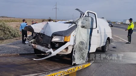 Kürdəmirdə mikroavtobus traktorla toqquşub, xəsarət alanlar var